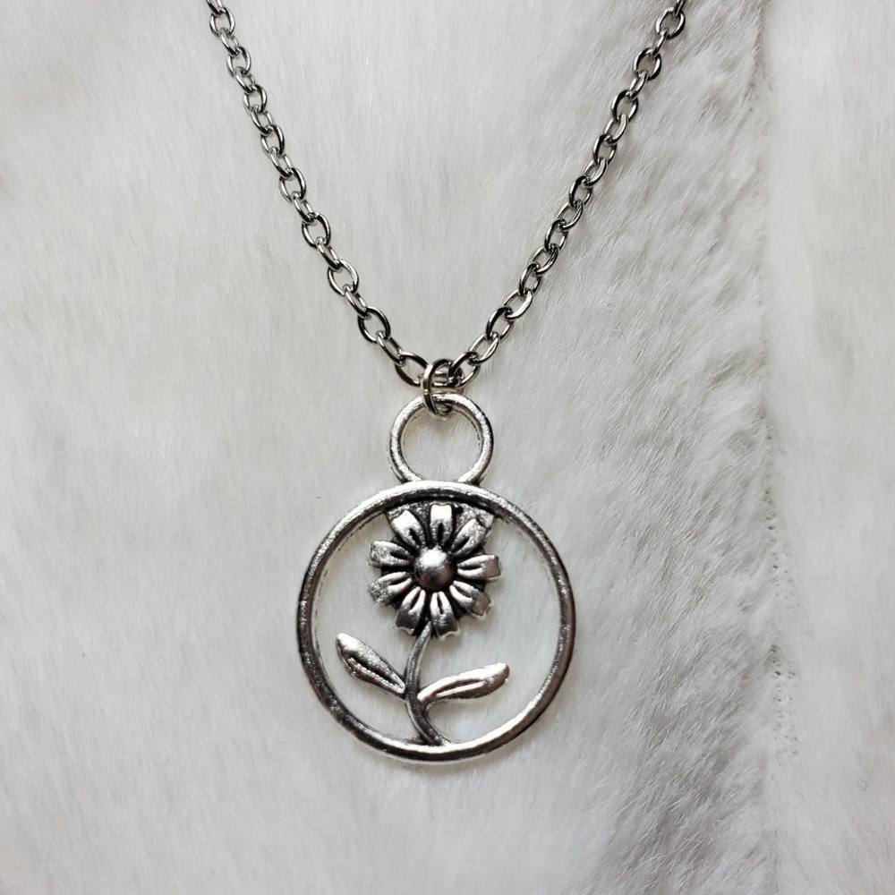 Small daisy flower charm necklace